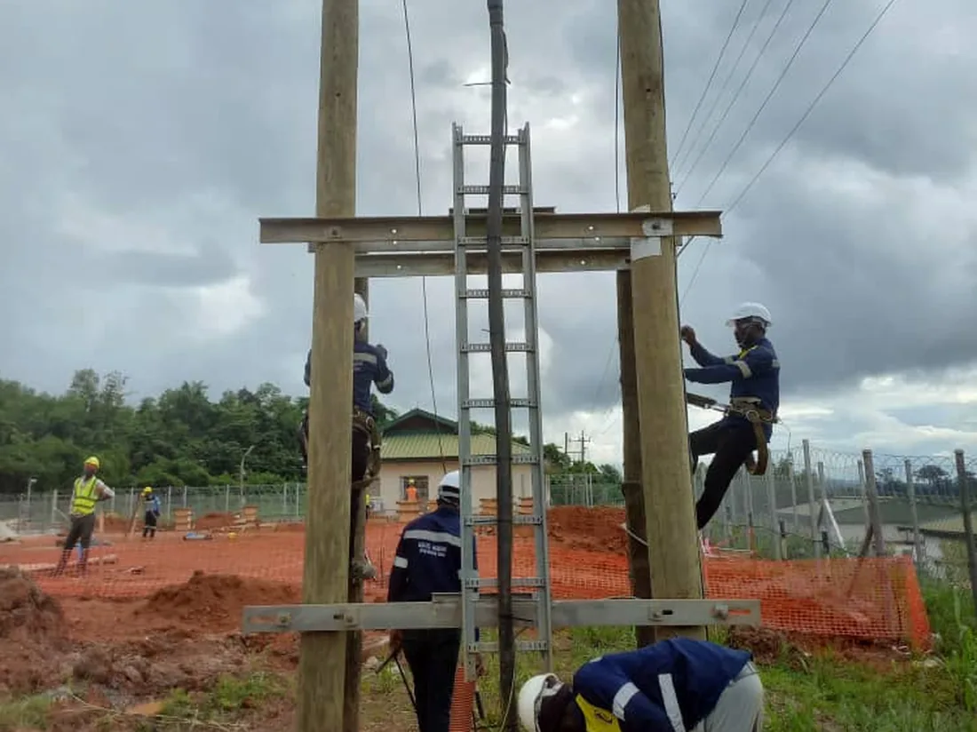 Overhead line crew at work